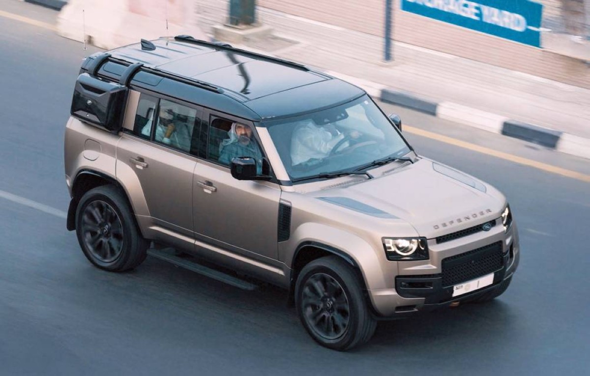 محمد بن راشد يتفقد سير العمل في الميناء
