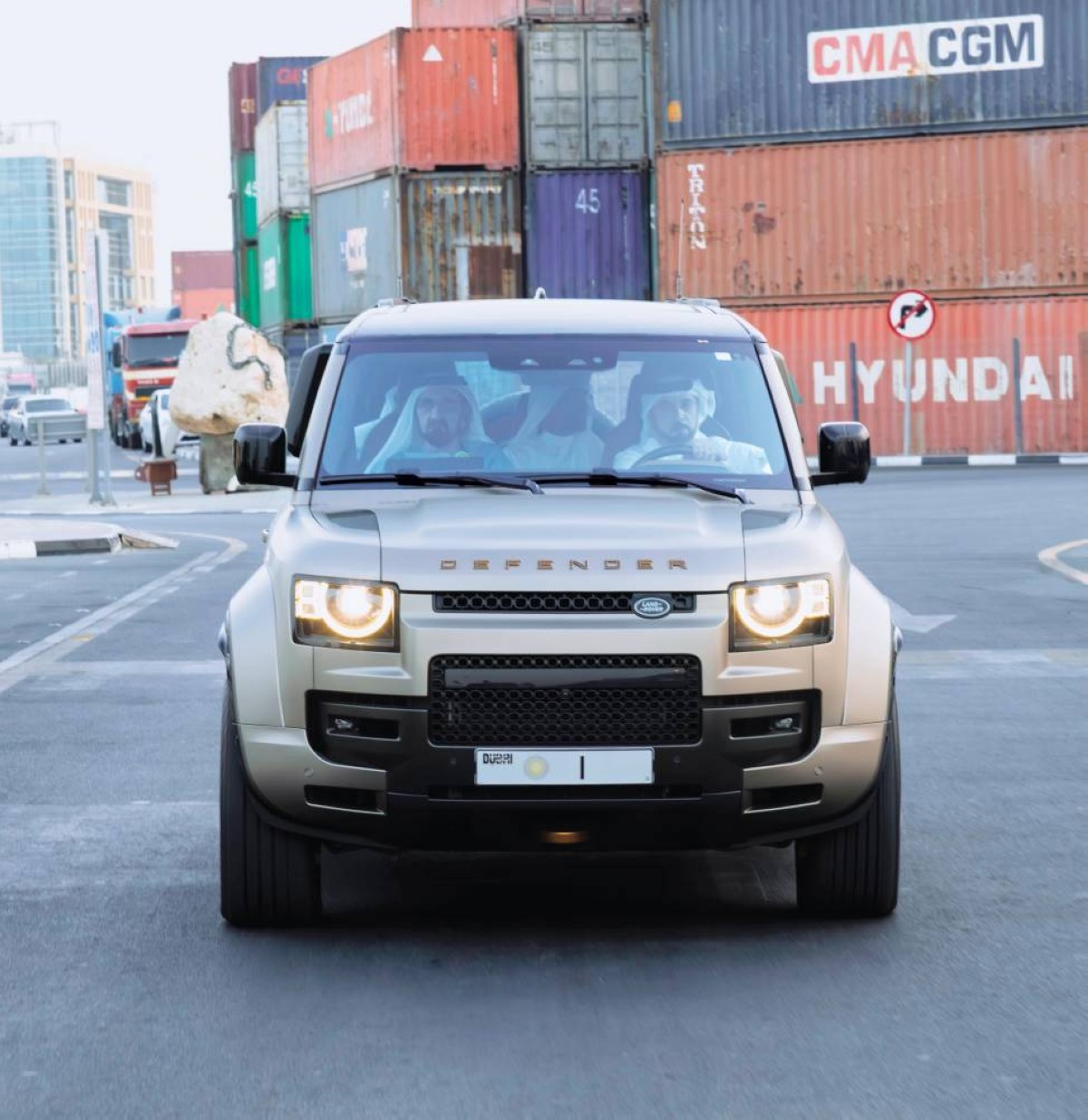 محمد بن راشد خلال جولته التفقدية يرافقه سلطان السبوسي 