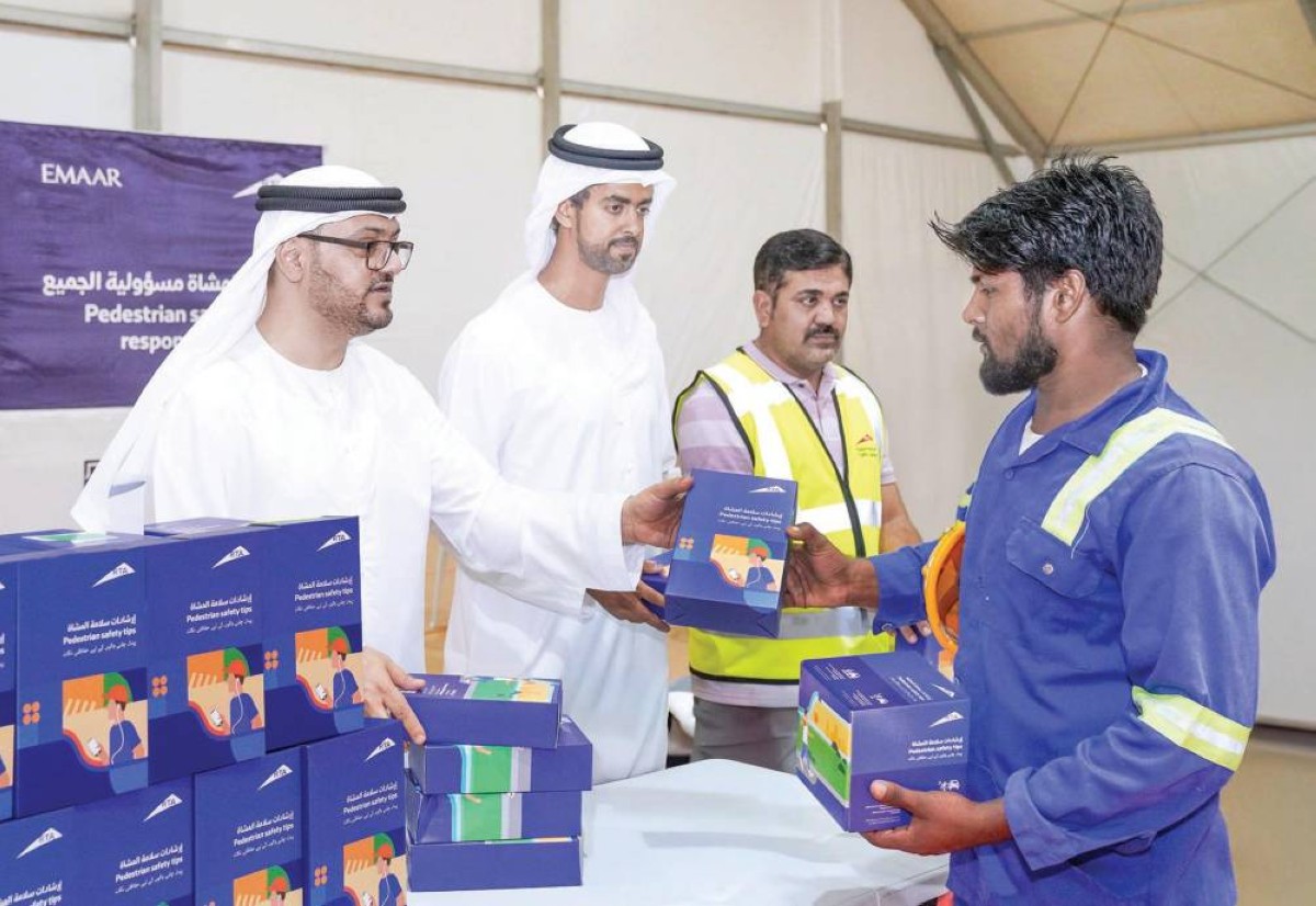 حرص متواصل على توعية العمال بأهمية العبور من الأماكن المخصصة