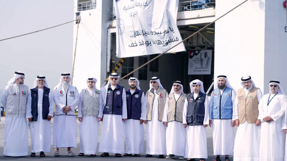 فريق مؤسسة زايد الإنسانية المشرف على تحميل المساعدات