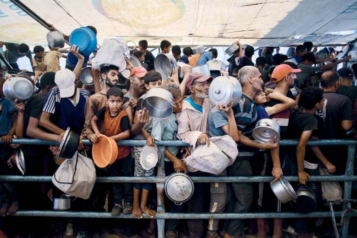 فلسطينيون يتزاحمون للحصول على طعام من مطبخ خيري في مواصي خان يونس