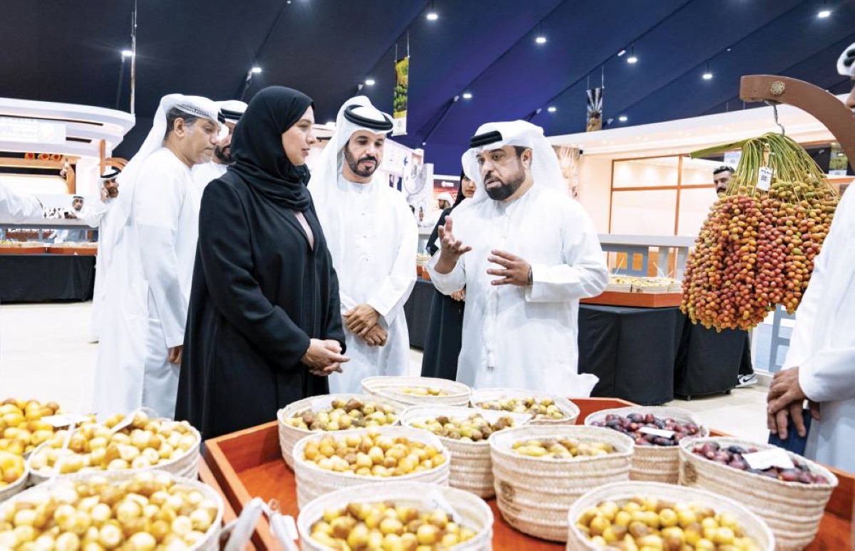 آمنة الضحاك تطّلع على مشاركات المزارعين في الحدث 
