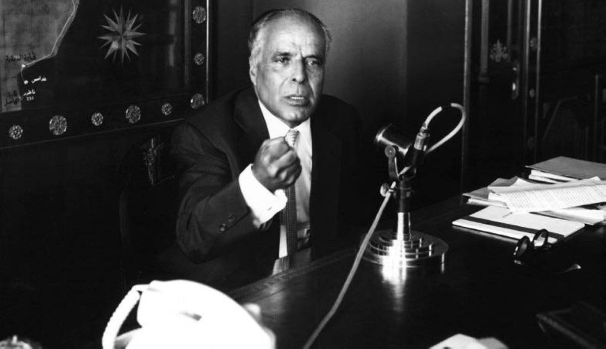 1957  إلغاء المَلَكية وإعلان قيام الجمهورية التونسية وتنصيب الحبيب بورقيبة رئيساً.