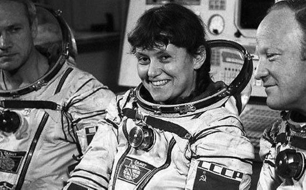 1984  رائدة الفضاء الروسية سفيتلانا سافيتسكايا أول امرأة تمشيفي الفضاء.