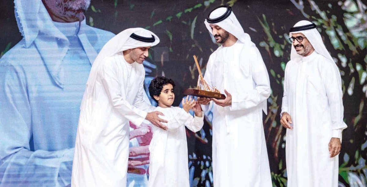 عبدالله بن طوق وعبدالله البسطي خلال تكريم أحد الفائزين بحضور عبدالله بن دلموك