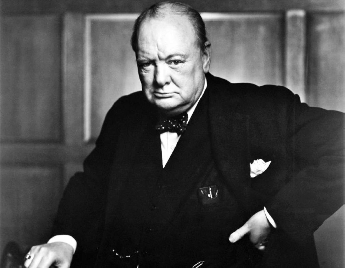 1945  هزيمة حزب المحافظين برئاسة ونستون تشرشل في انتخابات بريطانيا.