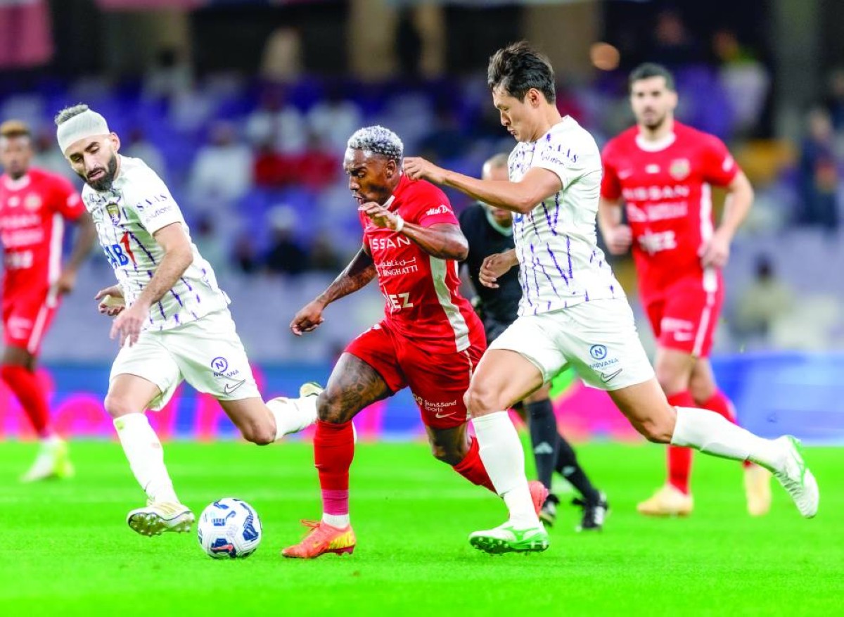 جانب من لقاء سابق بين شباب الأهلي والعين 