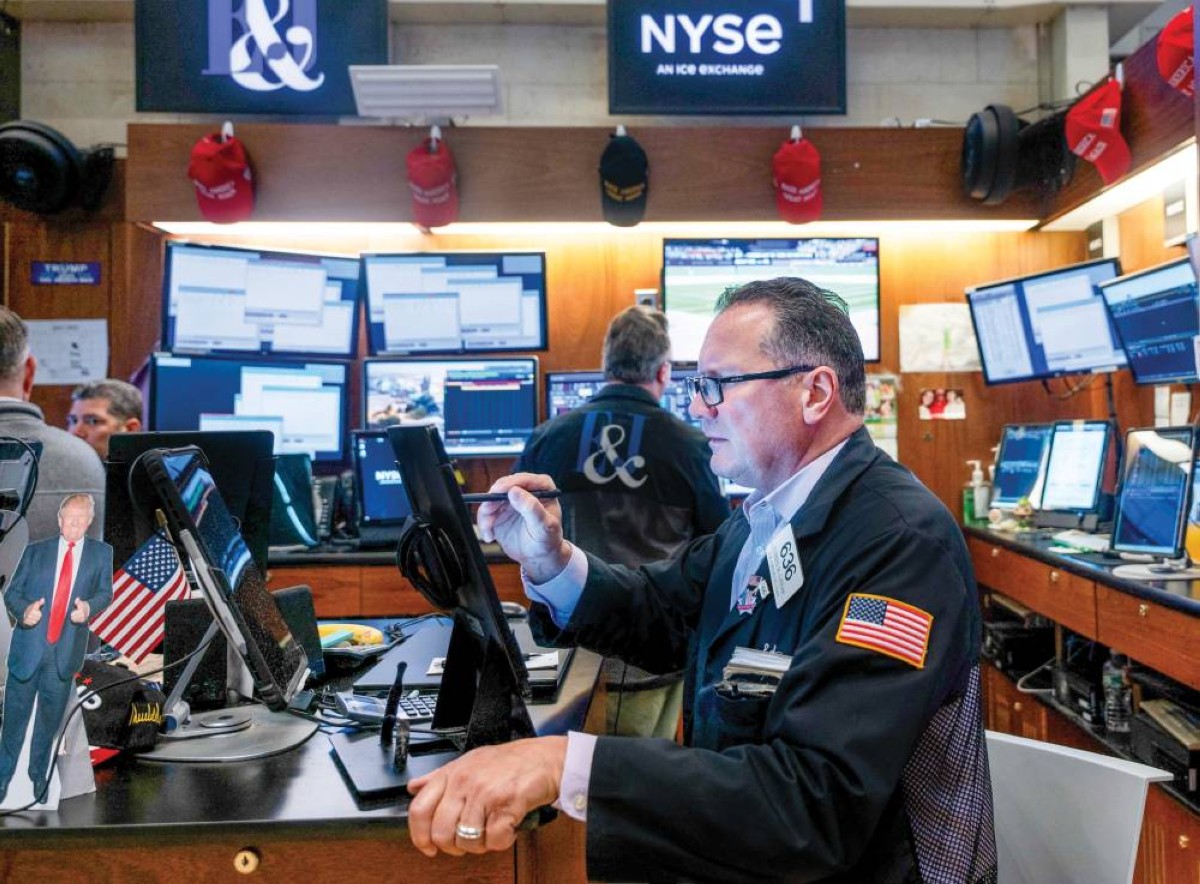  متداولون يتابعون مؤشرات الأسهم في بورصة نيويورك 
