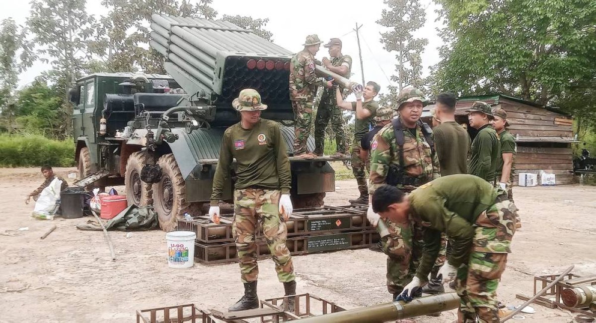 جنود كمبوديون يستعدون لإطلاق صواريخ على الحدود مع تايلاند