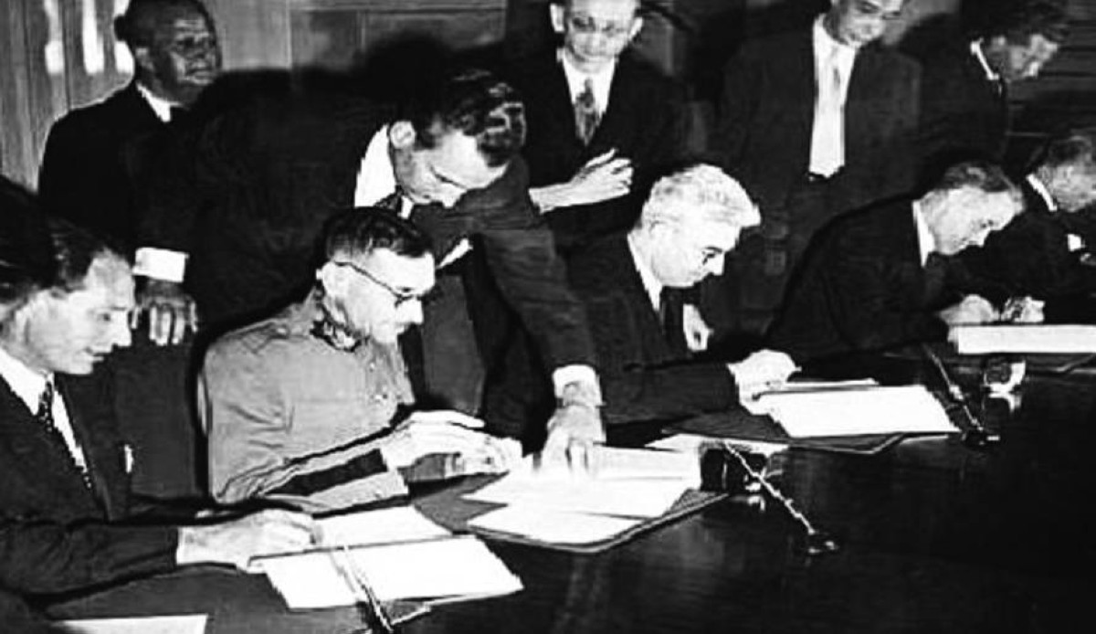 1948 -  توقيع معاهدة جنيف حول معاملة أسرى الحرب بحضور 48 دولة.