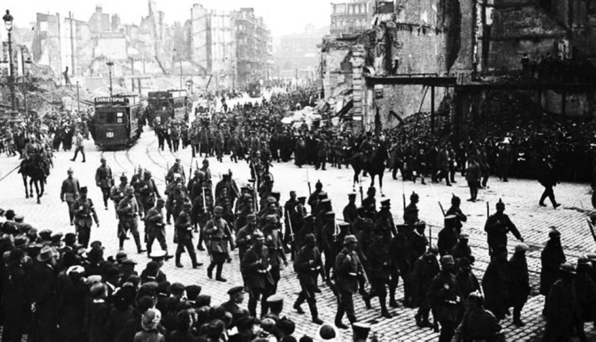 1914 -  اندلاع الحرب العالمية الأولى بعدما قتل شبان صرب ولي عهد النمسا فرانز فرديناند.