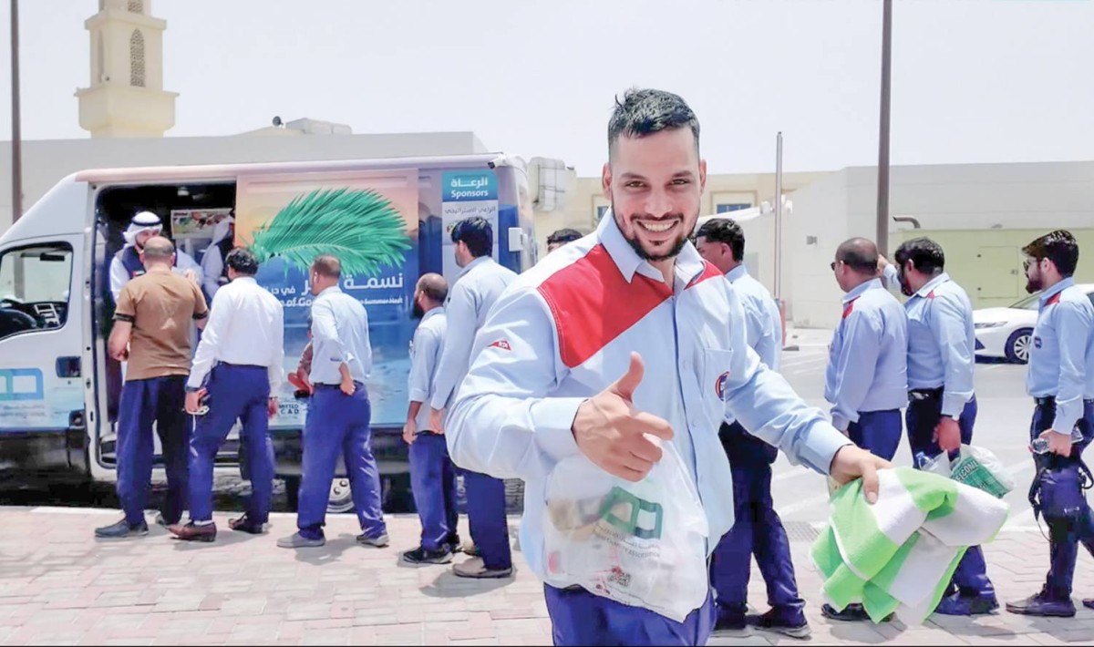 خلال توزيع المرطبات والوجبات