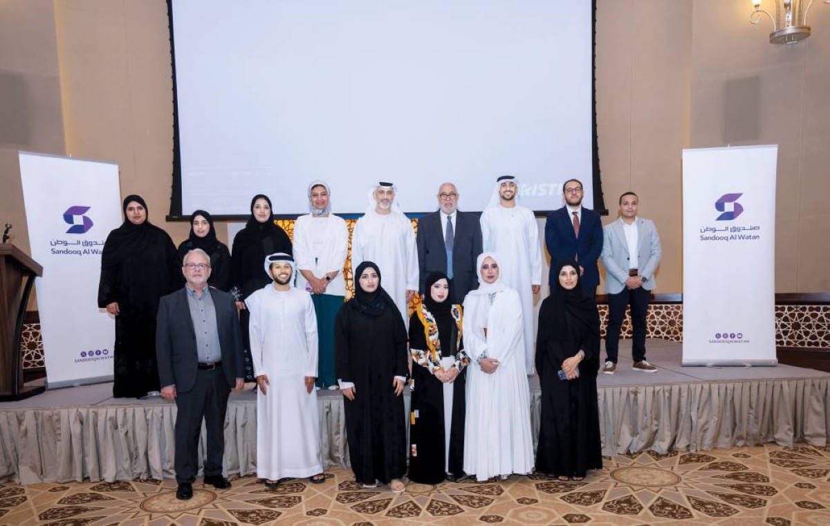 ياسر القرقاوي مع عدد من الخريجين والمشرفين على البرنامج |