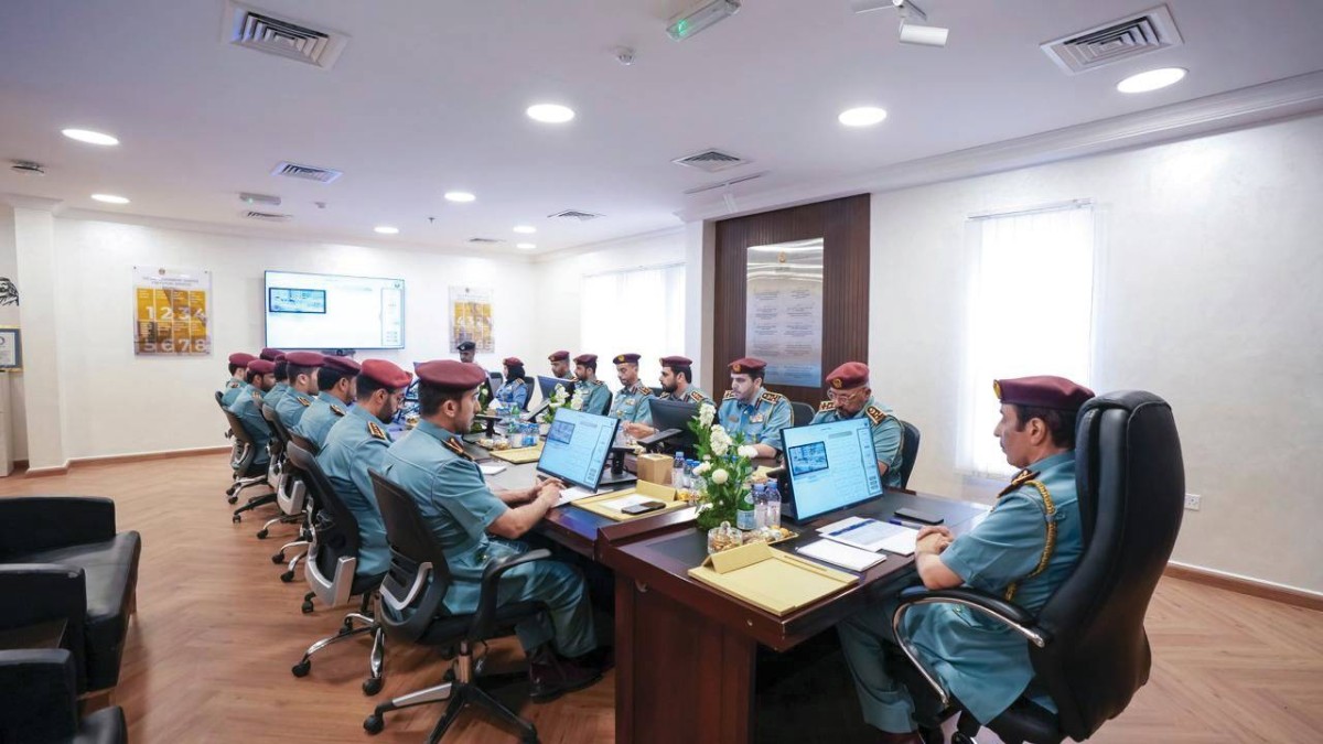 سلطان النعيمي وكبار الضباط خلال اللقاء|