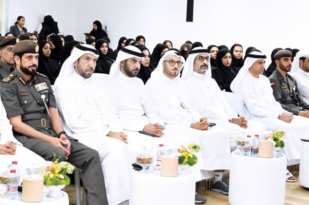 محمد المري وعبدالله بن دلموك وطلال الشنقيطي وجانب من الحضور