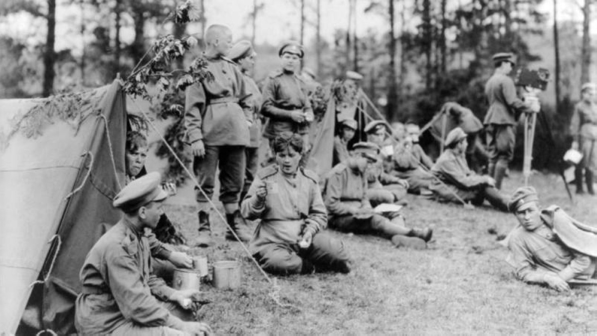 1914  ألمانيا تعلن الحرب على روسيا أثناء الحرب العالمية الأولى.