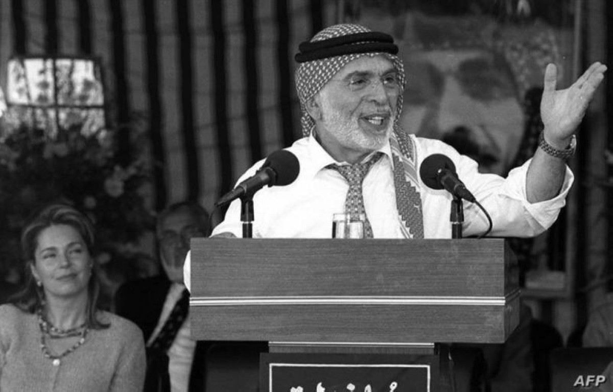 1988 العاهل الأردني الملك حسين يعلن فك الارتباط بين الأردن والضفة الغربية.