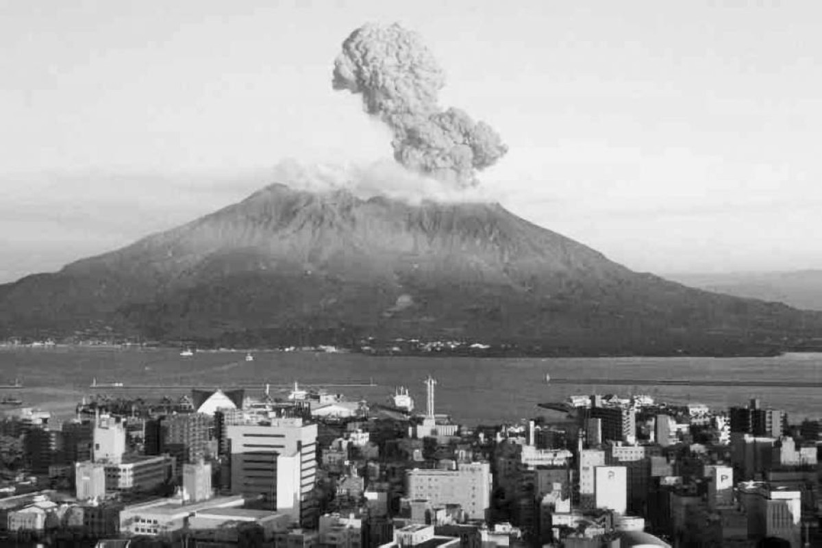 1783 - انفجار بركان جبل أساما في اليابان يتسبب في مقتل 35 ألف شخص.