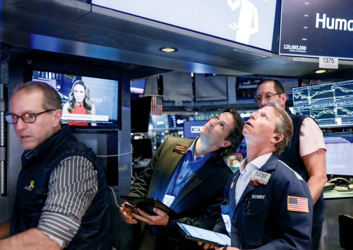 متداولون يتابعون مؤشرات أسهم شركات بورصة نيويورك في نهاية الأسبوع 