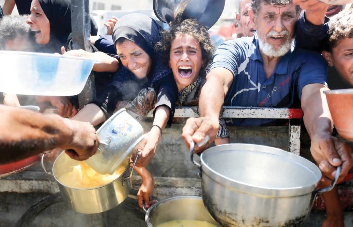 فلسطينيون في انتظار الحصول على حصص من الطعام في مطبخ خيري في غزة