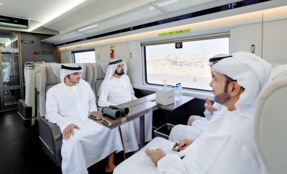 محمد بن راشد خلال الرحلة بحضور حمد بن دلموك آل مكتوم 