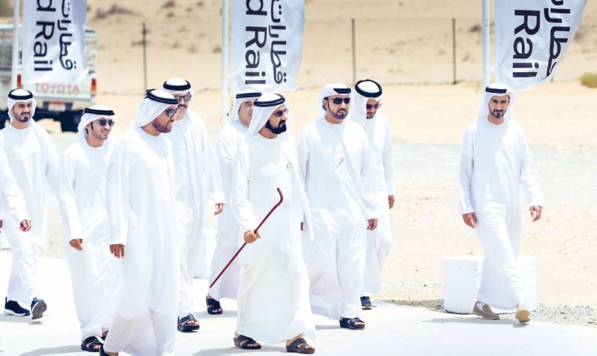 محمد بن راشد خلال جولة تفقدية لمرافق القطار يرافقه خليفة سليمان وسلطان السبوسي