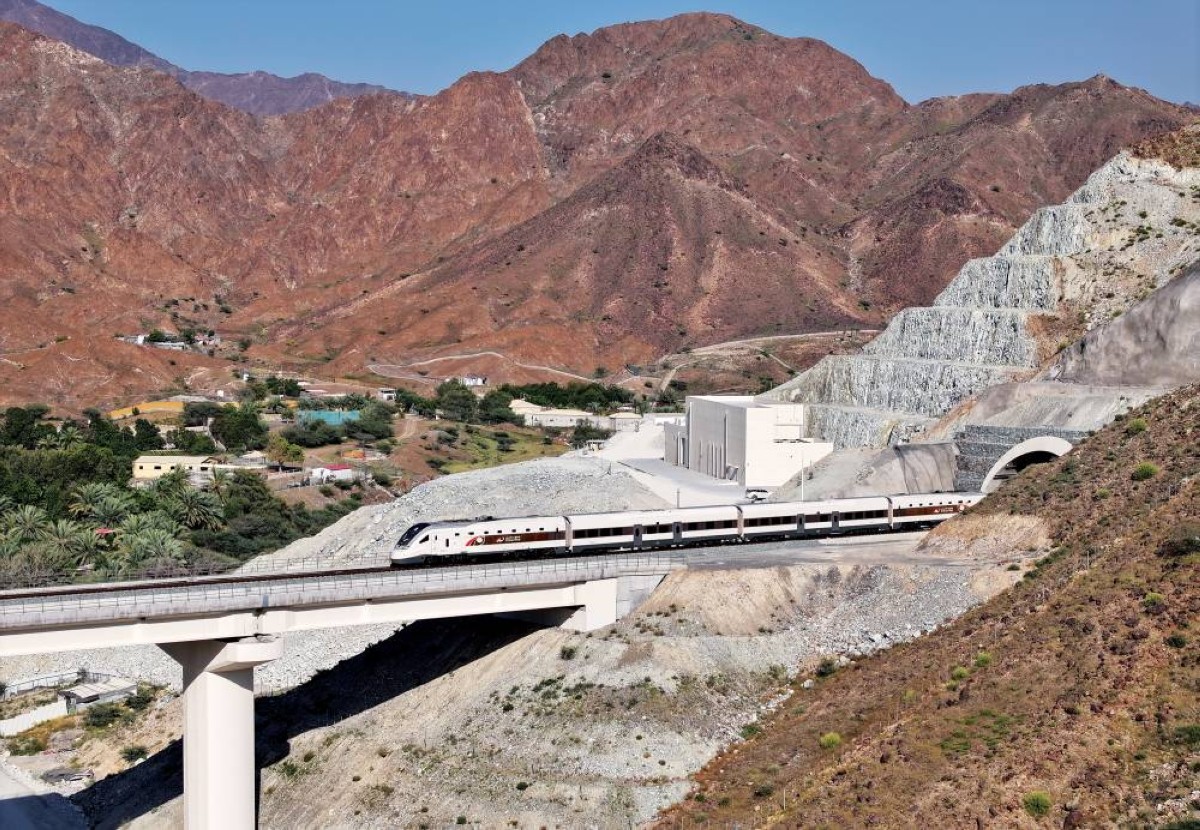  سكة القطار تمر من داخل الجبال 