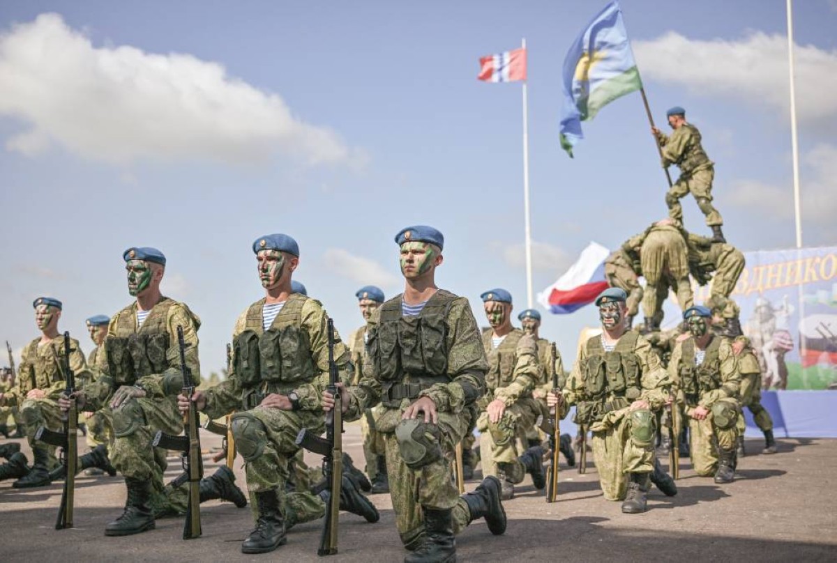 عسكريون روس خلال احتفالات يوم المظليين في منطقة أومسك