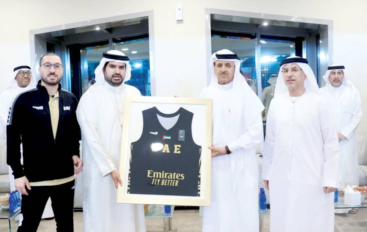 إسماعيل القرقاوي خلال تكريم عيسى بن علي آل خليفة