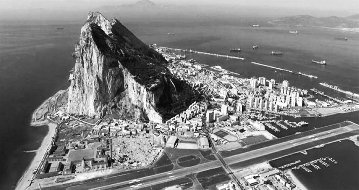 1966  إسبانيا تمنع طائرات بريطانيا من التحليق بأجوائها بسبب النزاع على جبل طارق.
