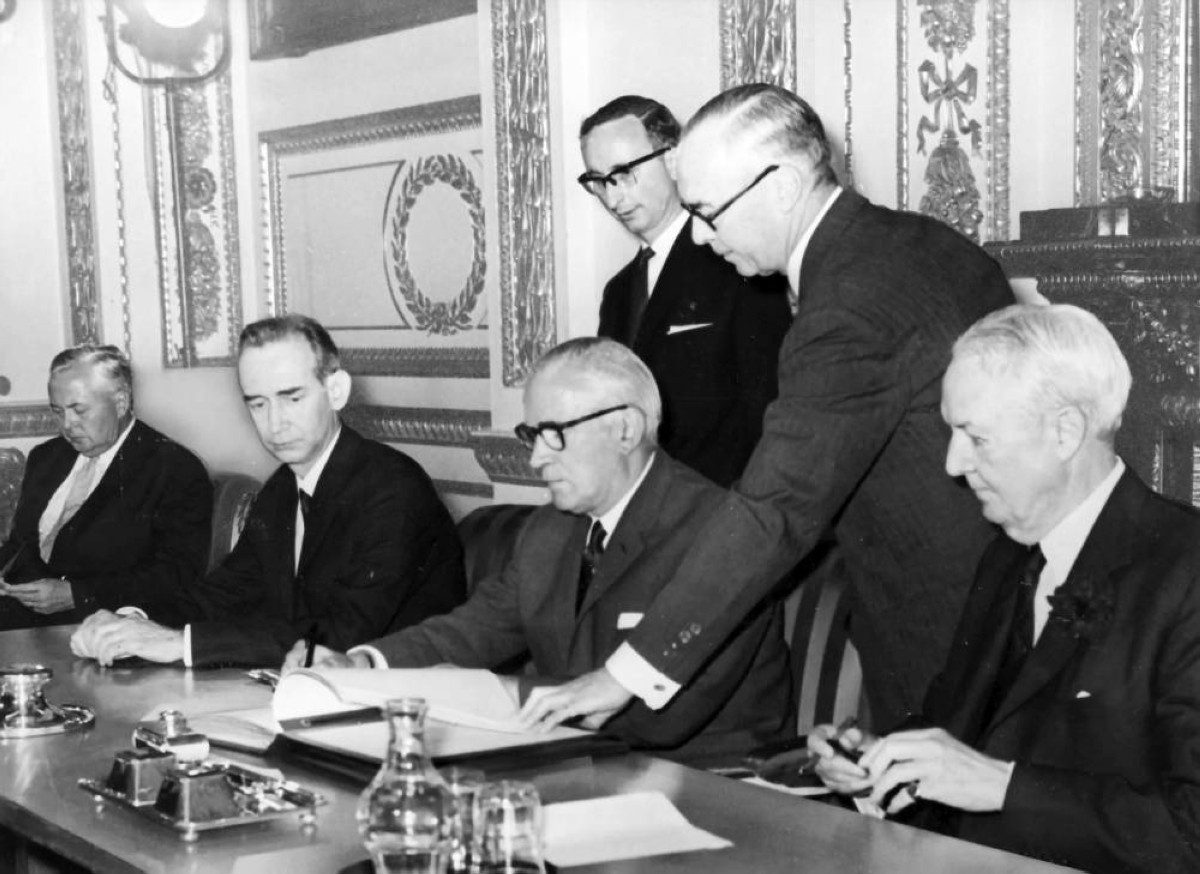 1963  توقيع معاهدة حظر التجارب النووية بين الاتحاد السوفييتي وأمريكا وبريطانيا.
