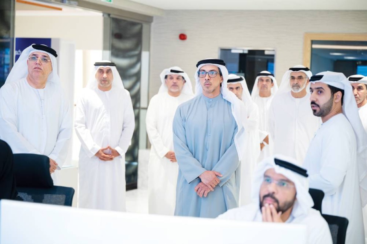 منصور بن زايد لدى تفقّّده وحدات المركز 