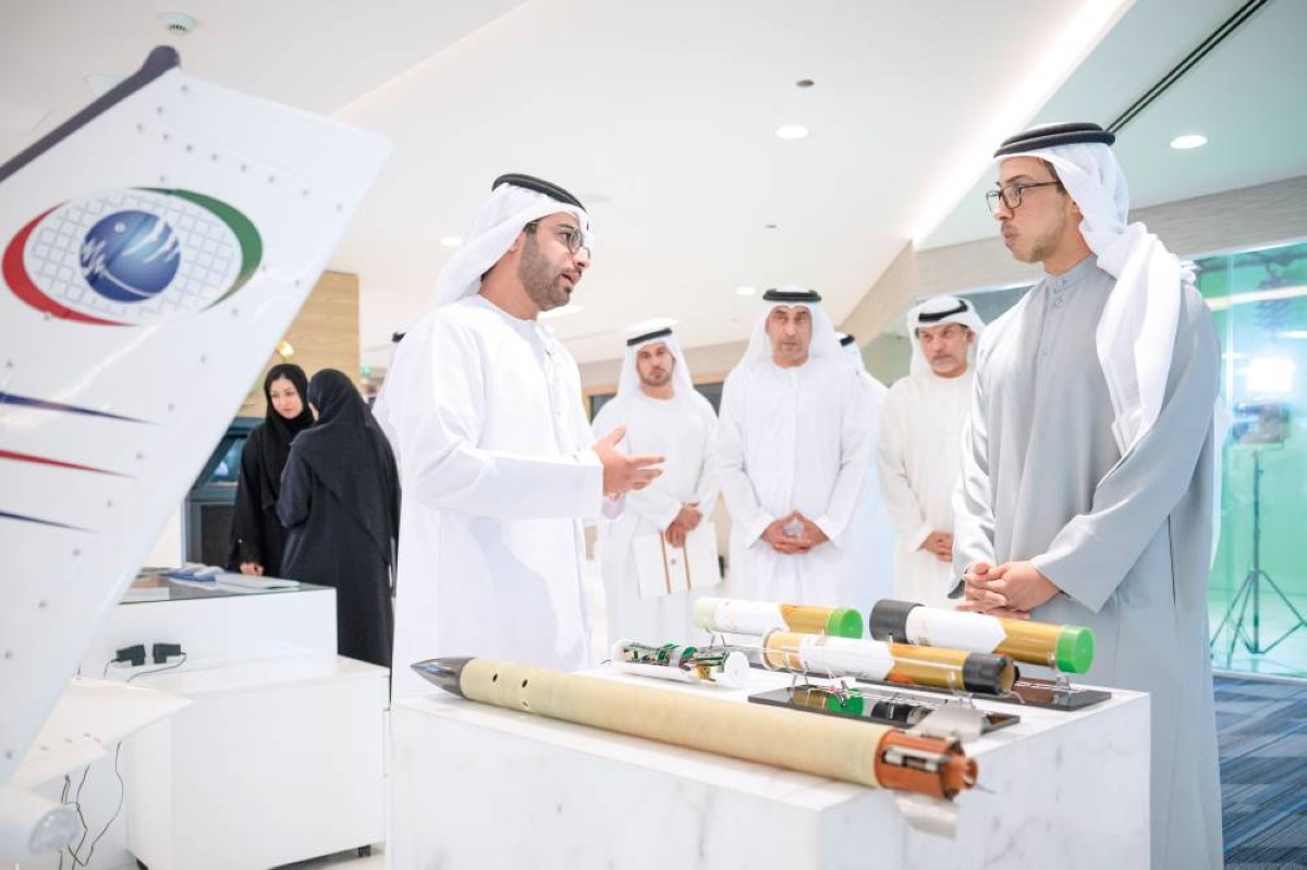 سموه يستمع إلى شرح عن منظومة التنبؤات الجوية بحضور عبدالله المندوس وعدد من المسؤولين