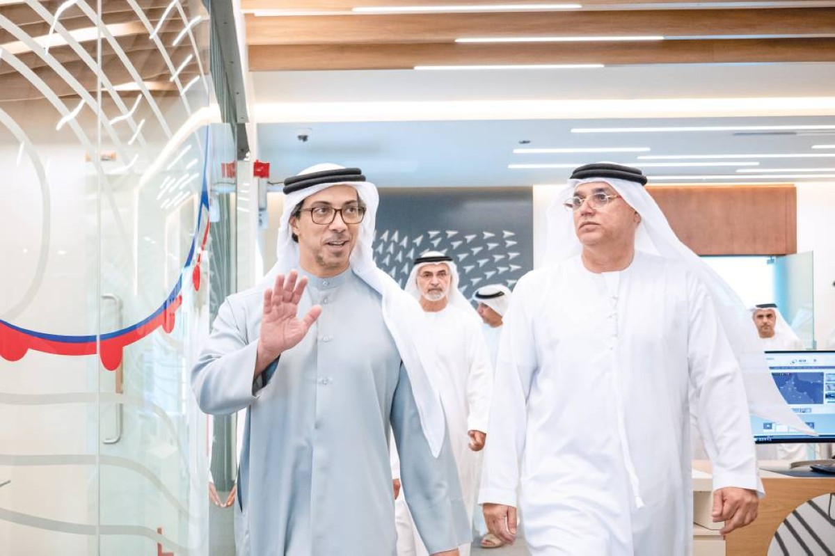 منصور بن زايد خلال زيارته المركز الوطني للأرصاد