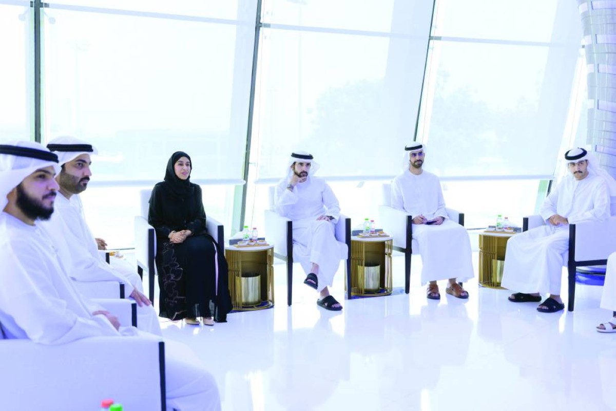 حمدان بن محمد لدى اطلاعه على نتائج برنامج «الشيخة هند بنت مكتوم للأسرة» بحضور عمر العلماء وحصة بوحميد 