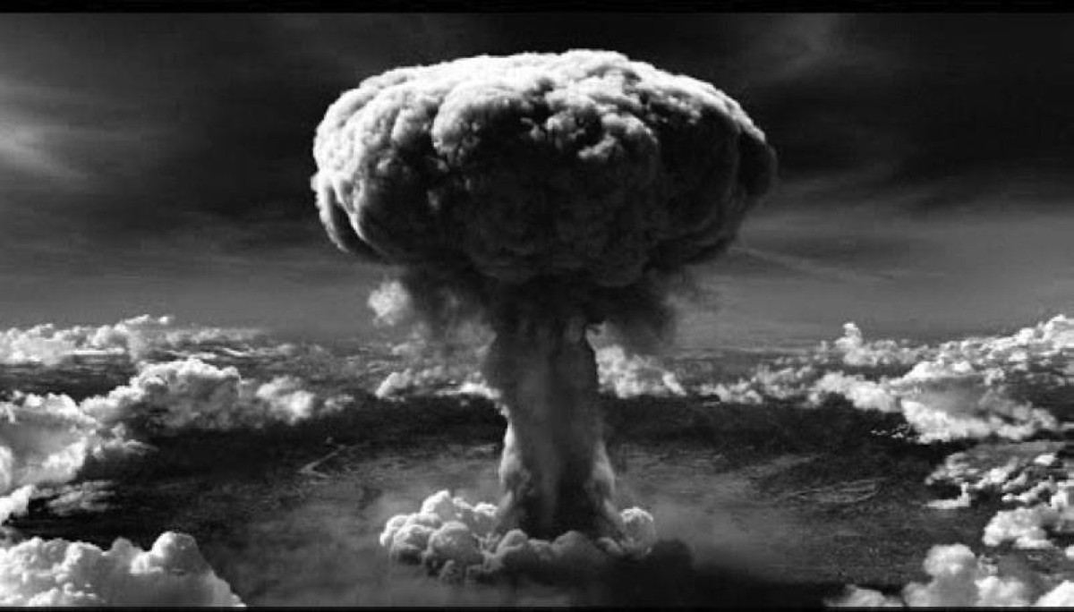 1945  الولايات المتحدة تلقي قنبلة ذرية على هيروشيما ومقتل 80 ألف نسمة.