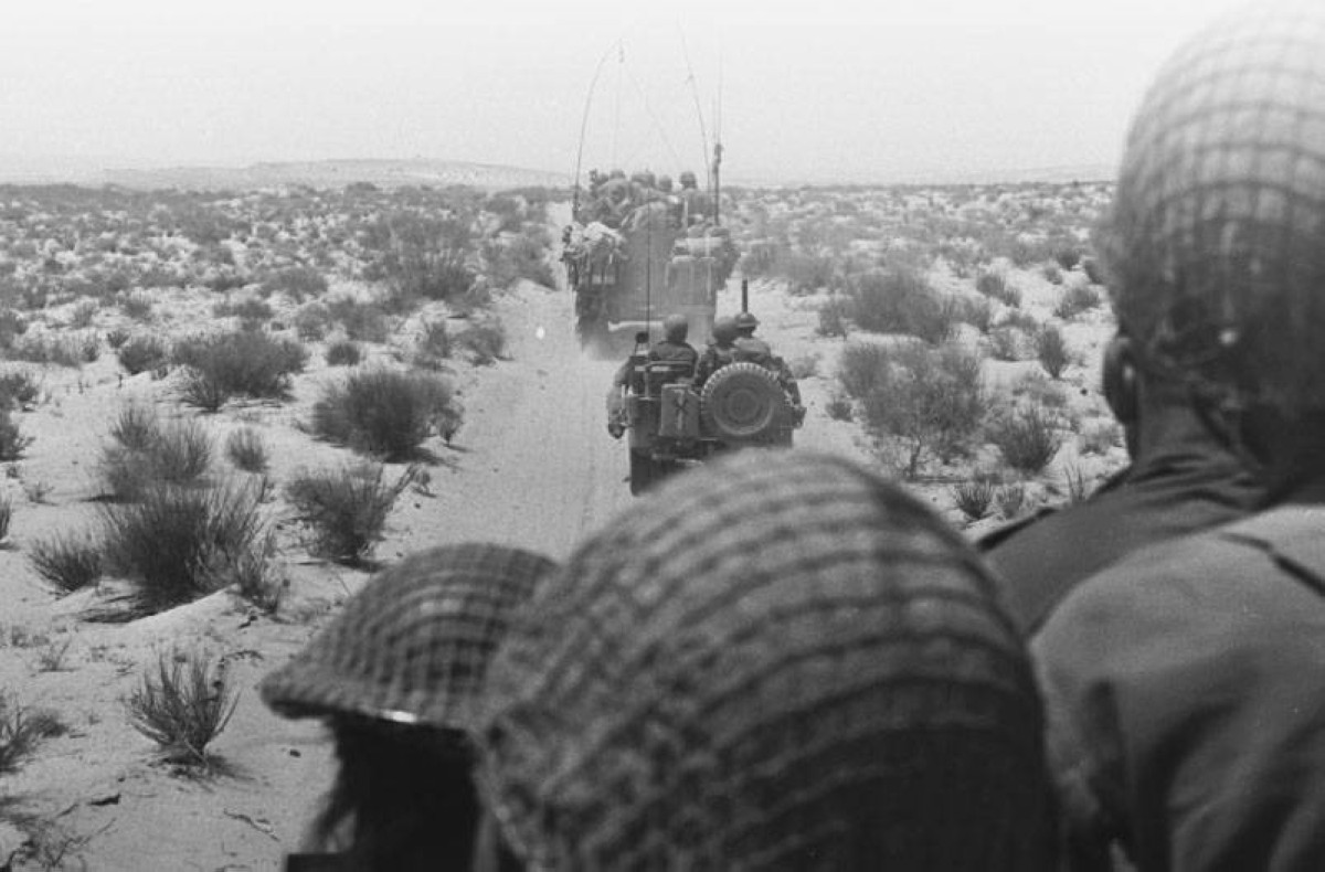 1977 رئيس الوزراء الإسرائيلي مناحم بيجن يقرر فرض القانون الإسرائيلي على الضفة
