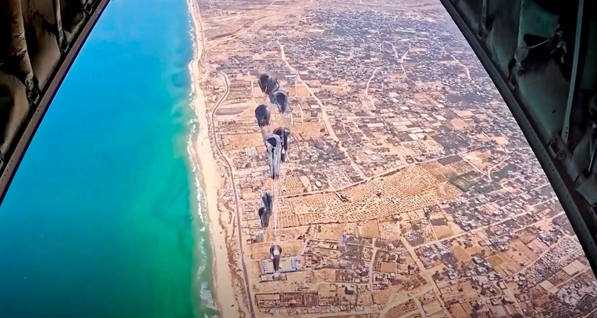 خلال إسقاط المساعدات على المناطق الأكثر تضرراً في القطاع
