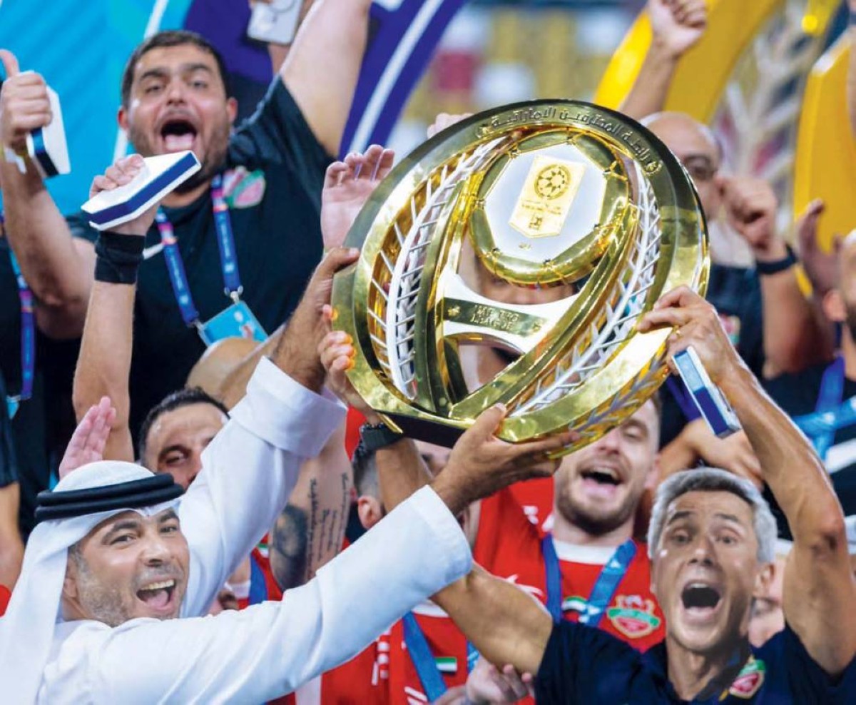 باولو سوزا يحتفل بلقب الدوري