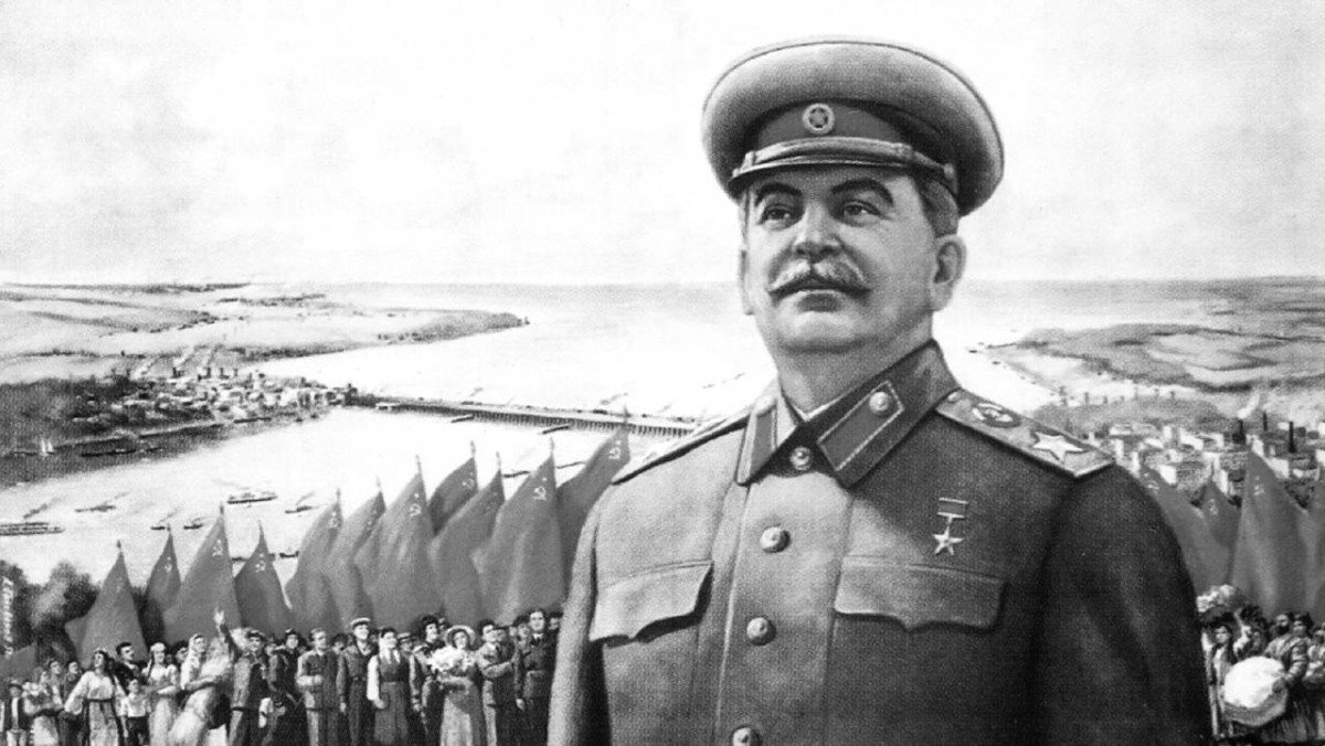 1941  ستالين يتولى القيادة العليا للجيوش الروسية في الحرب العالمية الثانية.