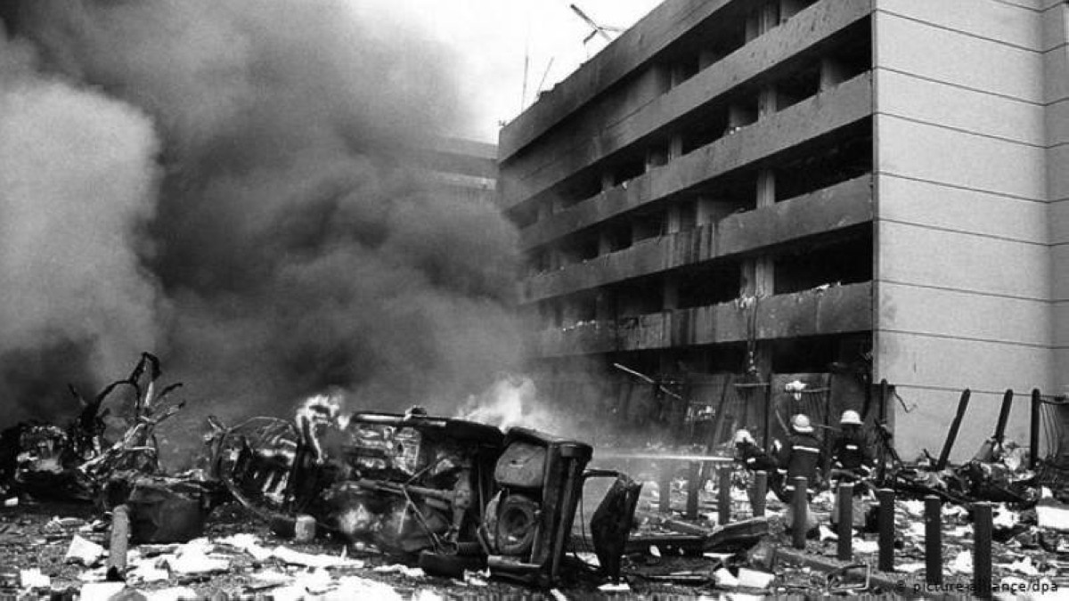 1998 تفجير سفارتي الولايات المتحدة الأمريكية في نيروبي ودار السلام.