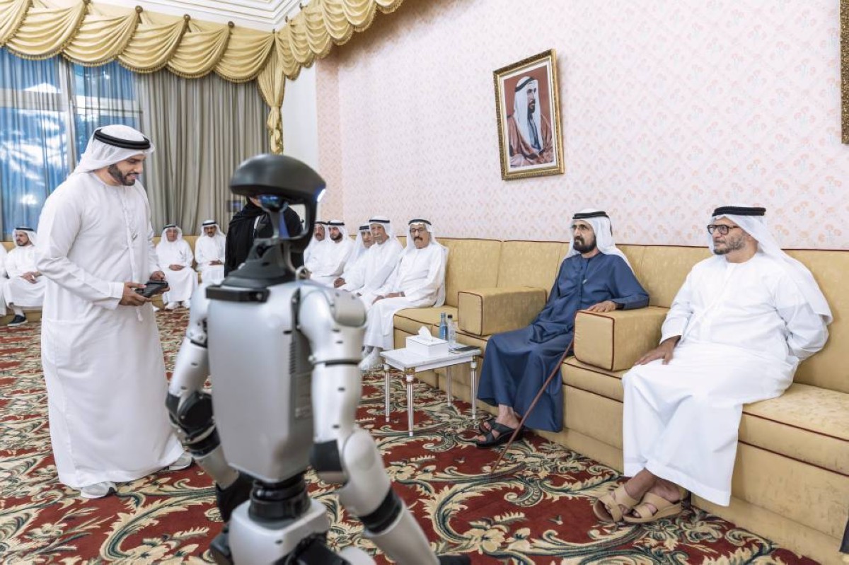 محمد بن راشد مطلعاً على مزايا الروبوت بحضور حشر بن مكتوم وراشد بن حمدان وأنور قرقاش ومحمد النابودة