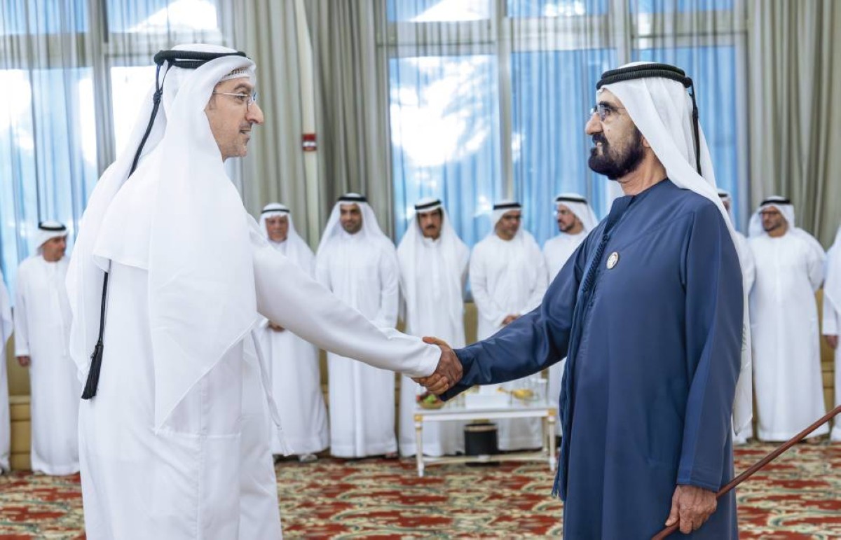  سموه مصافحاًً محمد الملا