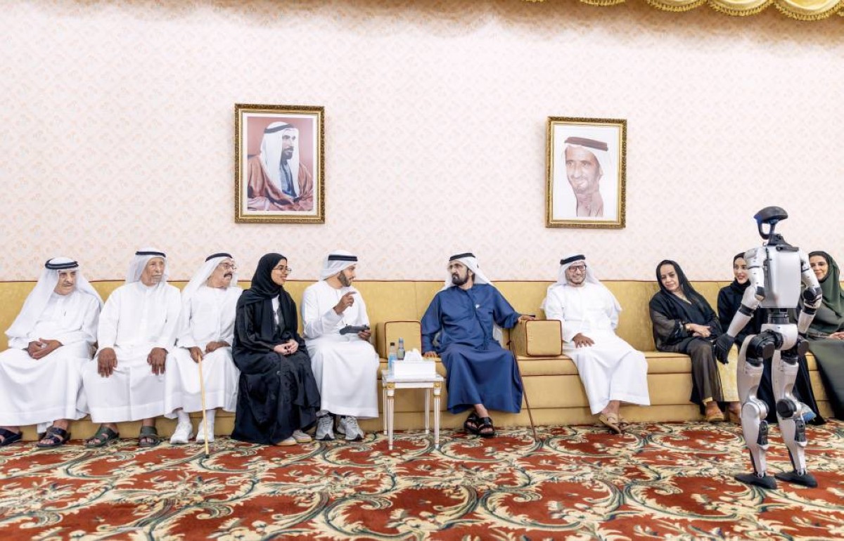 محمد بن راشد يستمع لشرح حول الروبوت الجديد بحضور شما المزروعي ومريم الحمادي وأنور قرقاش ومحمد النابودة ورفيعة غباش