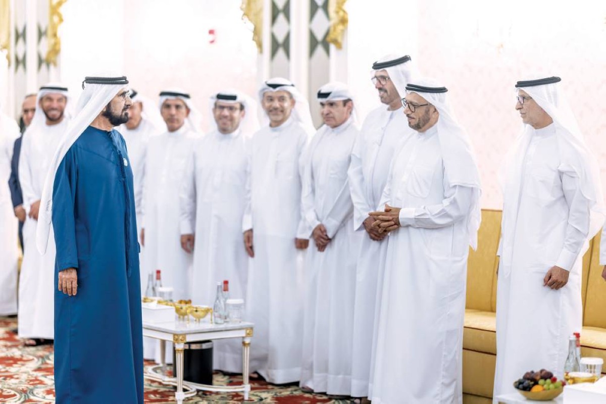 محمد بن راشد خلال الاستقبال بحضورعبدالرحمن آل صالح ومحمد المري وراشد المطروشي وأحمد المهيري وعلوي الشيخ وسامي القمزي
