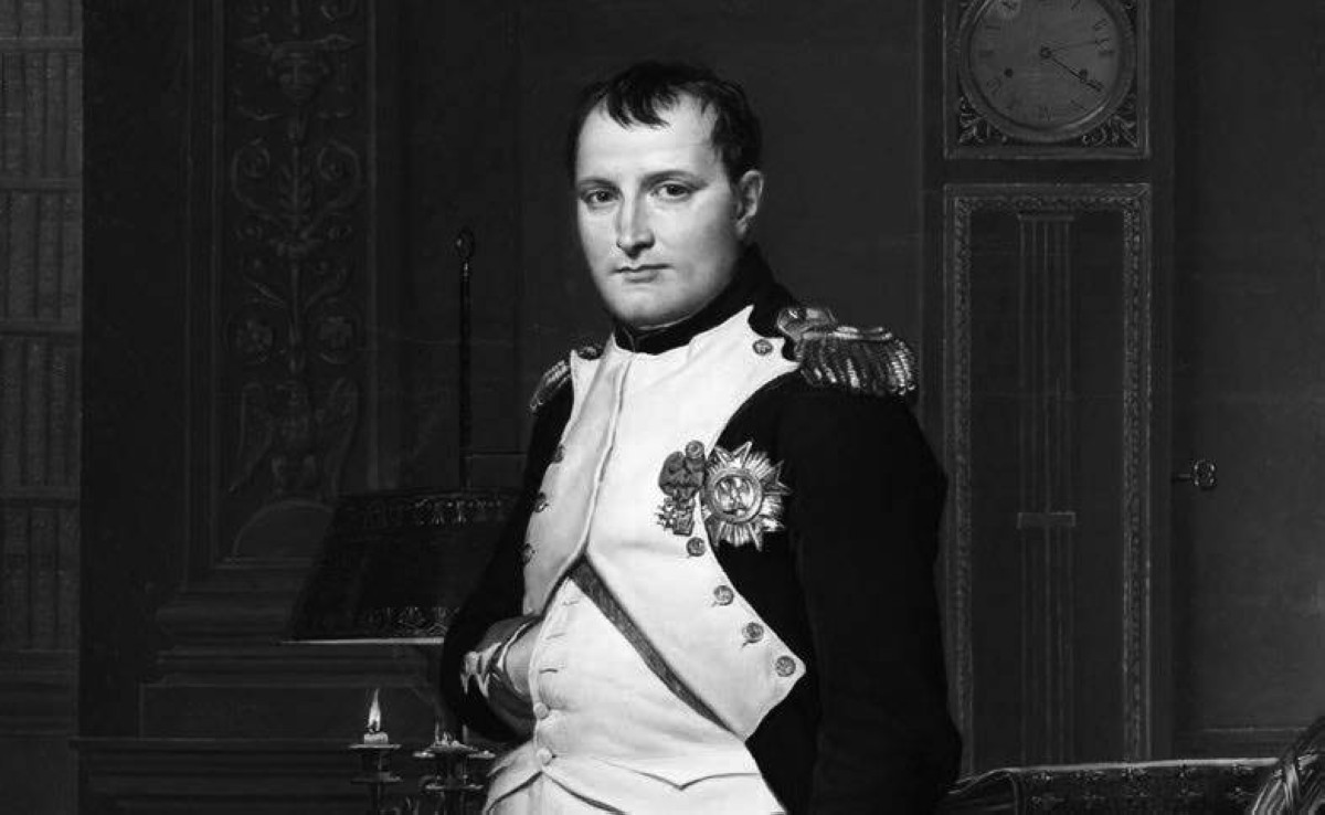 1815  نابليون يغادر فرنسا إلى منفاه في جزيرة سانت هيلينا النائية في الأطلسي.