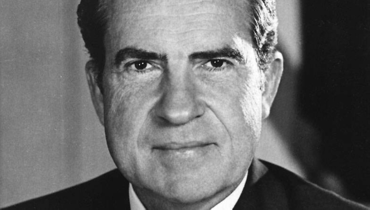 1974 الرئيس الأمريكي نيكسون يستقيل من منصبه عقب فضيحة ووترغيت.