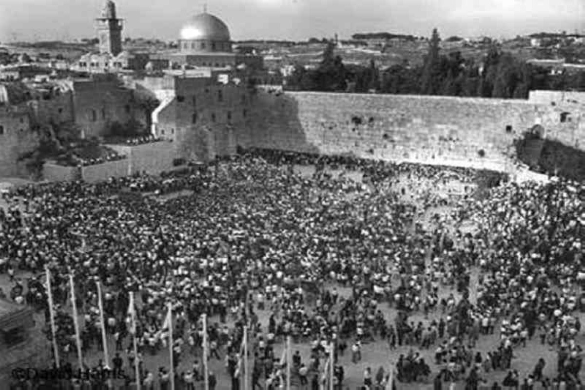 1988 نهاية الحرب الإيرانية العراقية بقبول طهران قرار 598 الداعي لوقف النار.