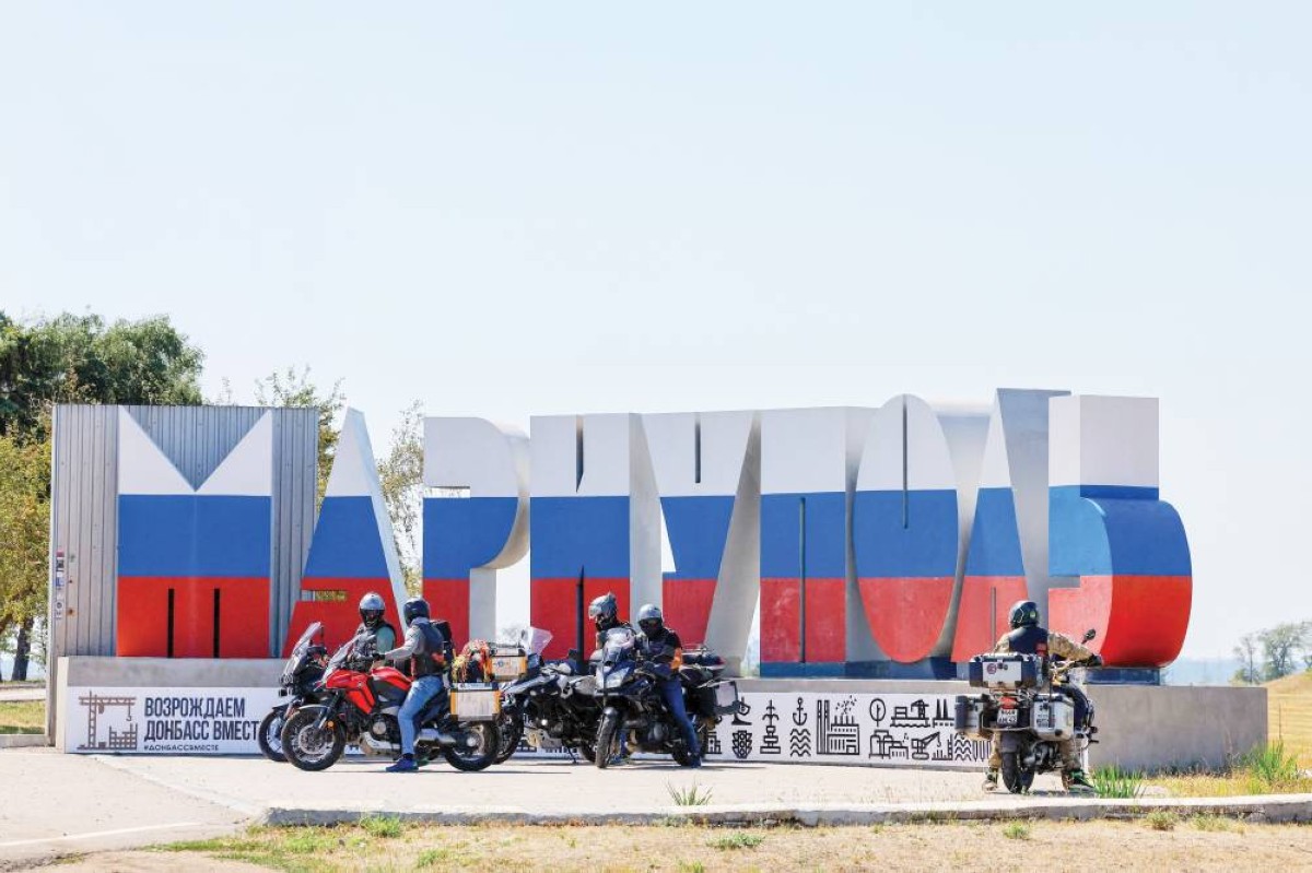 مجسم تذكاري على مدخل مدينة ماريوبل شرقي أوكرانيا التي تسيطر عليها روسيا يحمل اسم المدينة بألوان العلم الروسي |