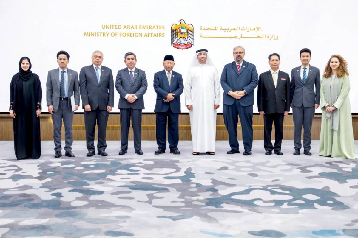 أحمد الصايغ وأعضاء لجنة رابطة «آسيان»


